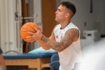 放松一下！阿根廷国家队训练后打了一会儿篮球🏀劳塔罗投篮