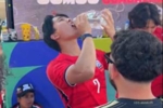 以球会友，以酒会友！韩国球迷和墨西哥球迷在街头对瓶吹龙舌兰